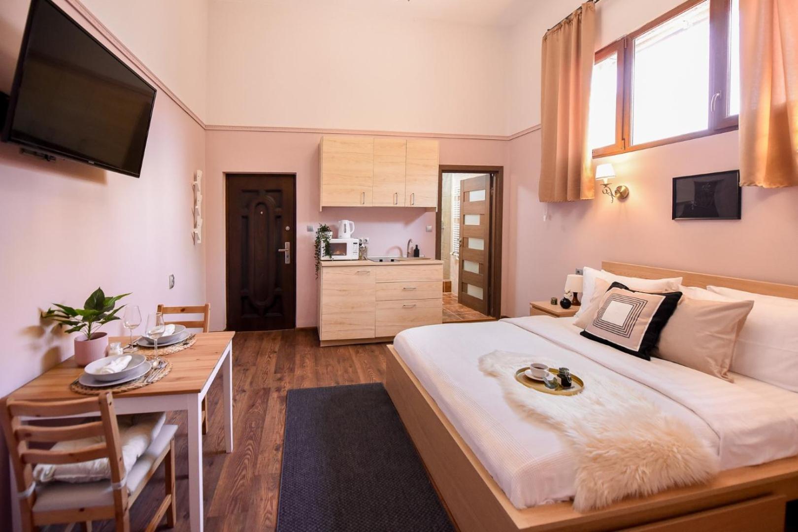 Historic Charm, Modern Comfort - Accommodation In The Heart Of The Old Town Bucharest Room photo