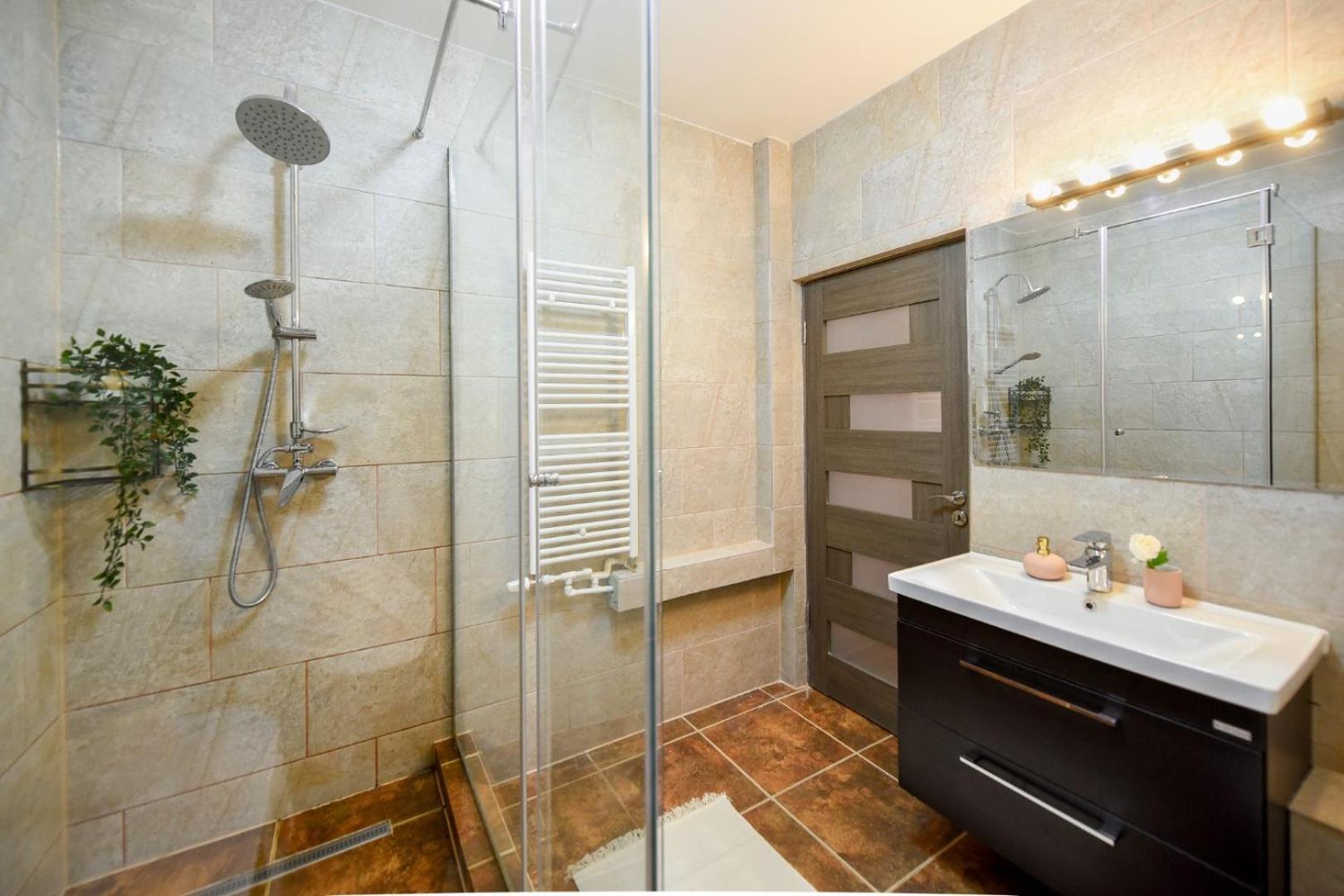 Historic Charm, Modern Comfort - Accommodation In The Heart Of The Old Town Bucharest Room photo