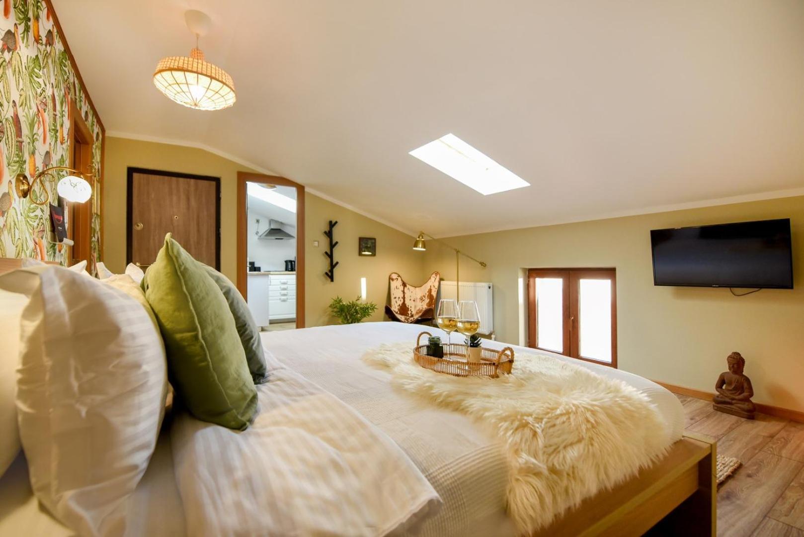 Historic Charm, Modern Comfort - Accommodation In The Heart Of The Old Town Bucharest Room photo