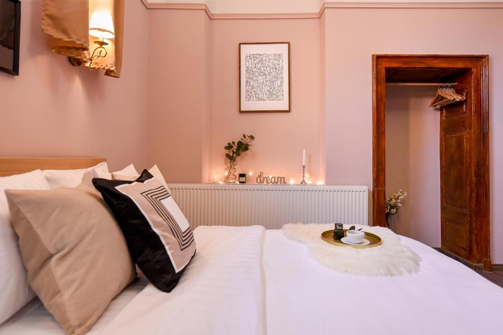 Historic Charm, Modern Comfort - Accommodation In The Heart Of The Old Town Bucharest Room photo