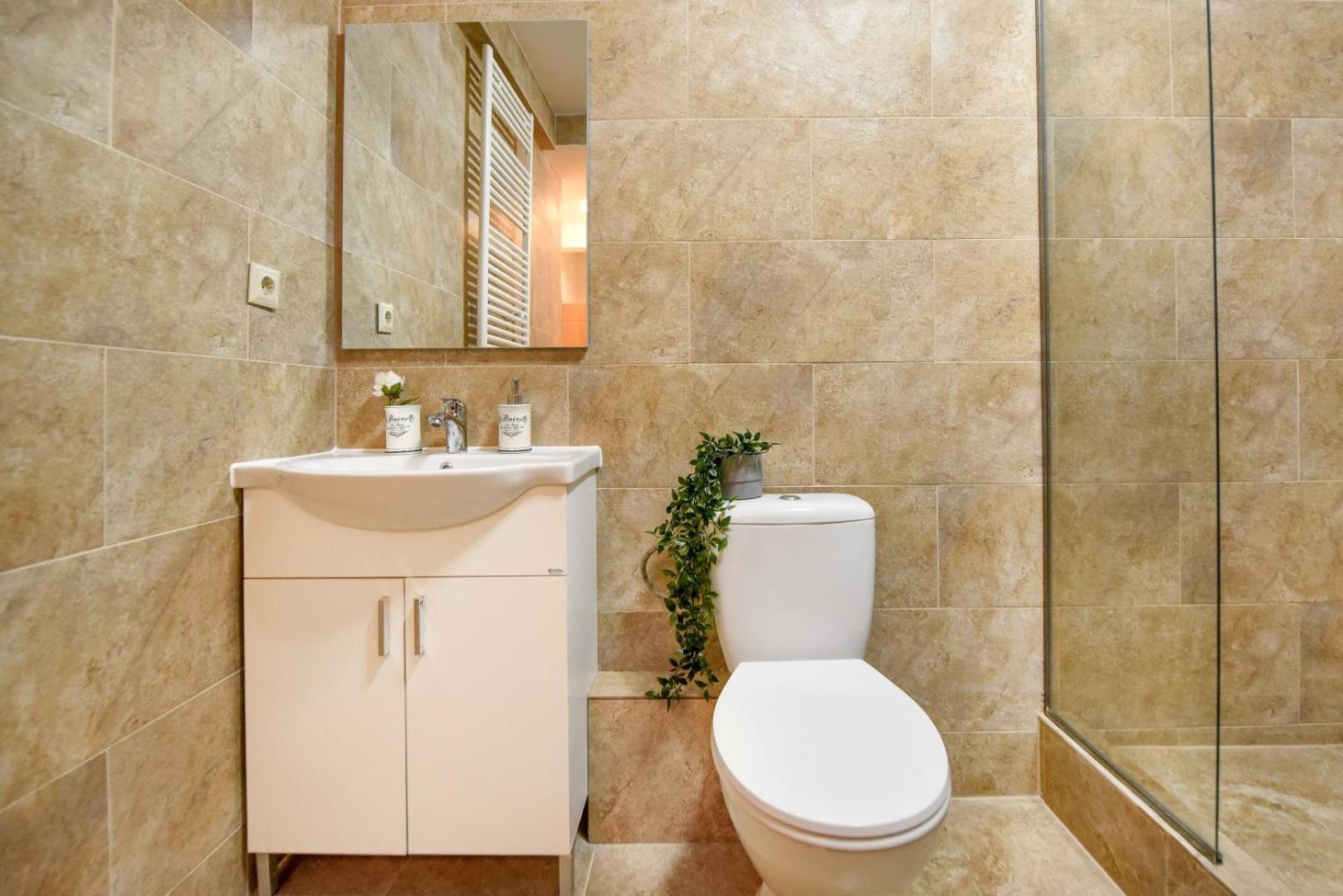 Historic Charm, Modern Comfort - Accommodation In The Heart Of The Old Town Bucharest Room photo