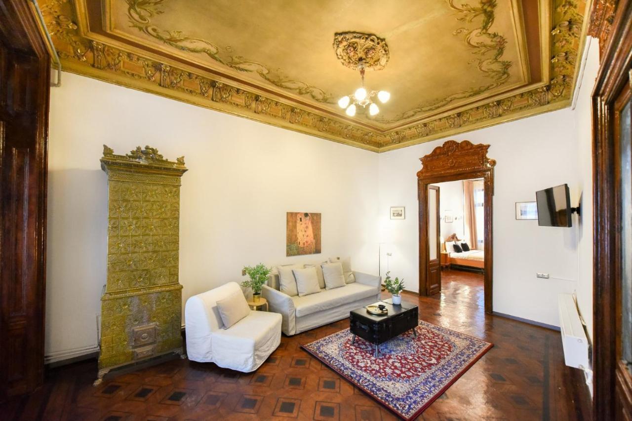 Historic Charm, Modern Comfort - Accommodation In The Heart Of The Old Town Bucharest Exterior photo